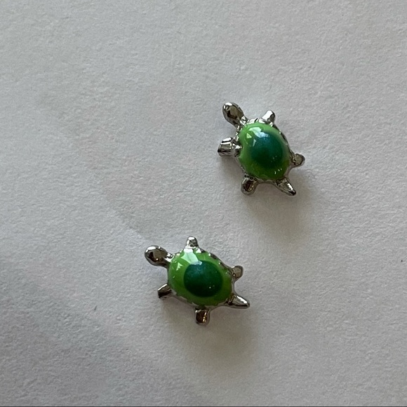 Mini enamel turtle earrings - Picture 4 of 9